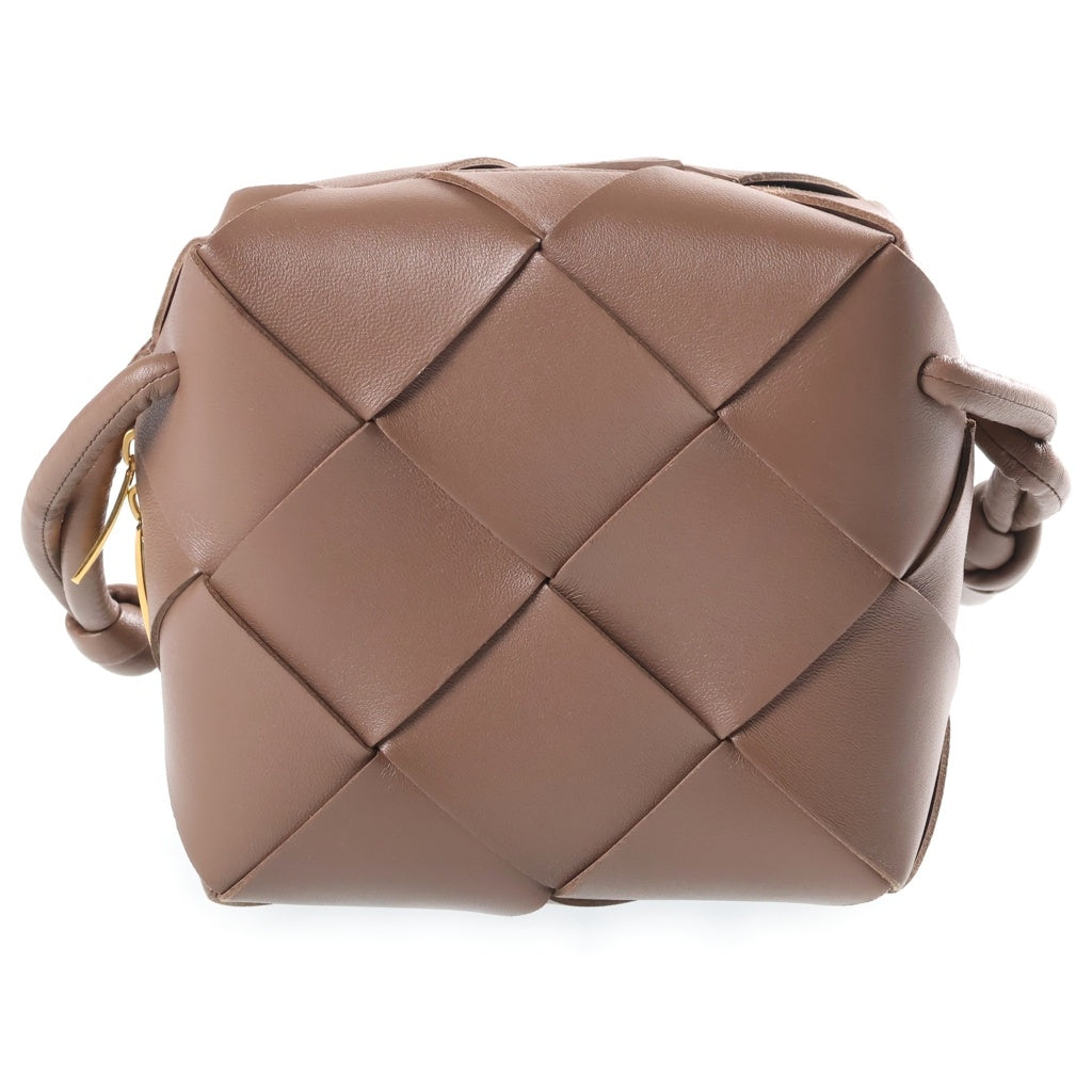 BOTTEGA VENETA(ボッテガヴェネタ) マキシイントレチャート ミニカセット カメラバッグ ショルダーバッグ ブラウン レザー 701915 vcqc2 2560 レディース