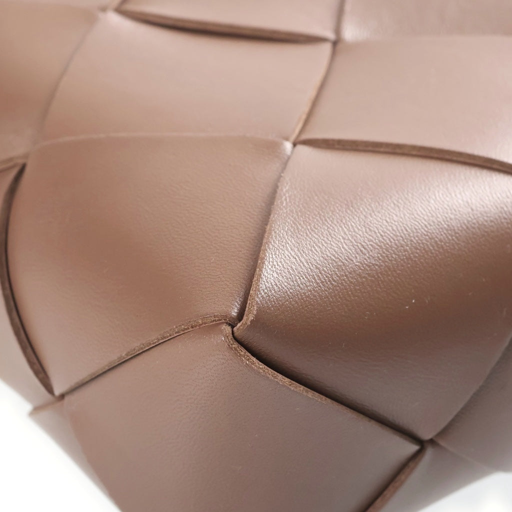 BOTTEGA VENETA(ボッテガヴェネタ) マキシイントレチャート ミニカセット カメラバッグ ショルダーバッグ ブラウン レザー 701915 vcqc2 2560 レディース