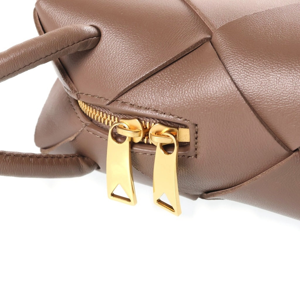 BOTTEGA VENETA(ボッテガヴェネタ) マキシイントレチャート ミニカセット カメラバッグ ショルダーバッグ ブラウン レザー 701915 vcqc2 2560 レディース