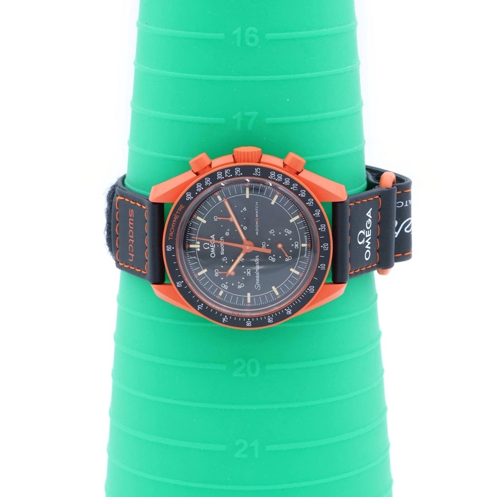 SWATCH(スウォッチ) ×オメガ MISSION ON EARTH-LAVA ミッションオンアース ラバ バイオセラミック 黒文字盤 QZ クオーツ ブラック/オレンジ SO33O100