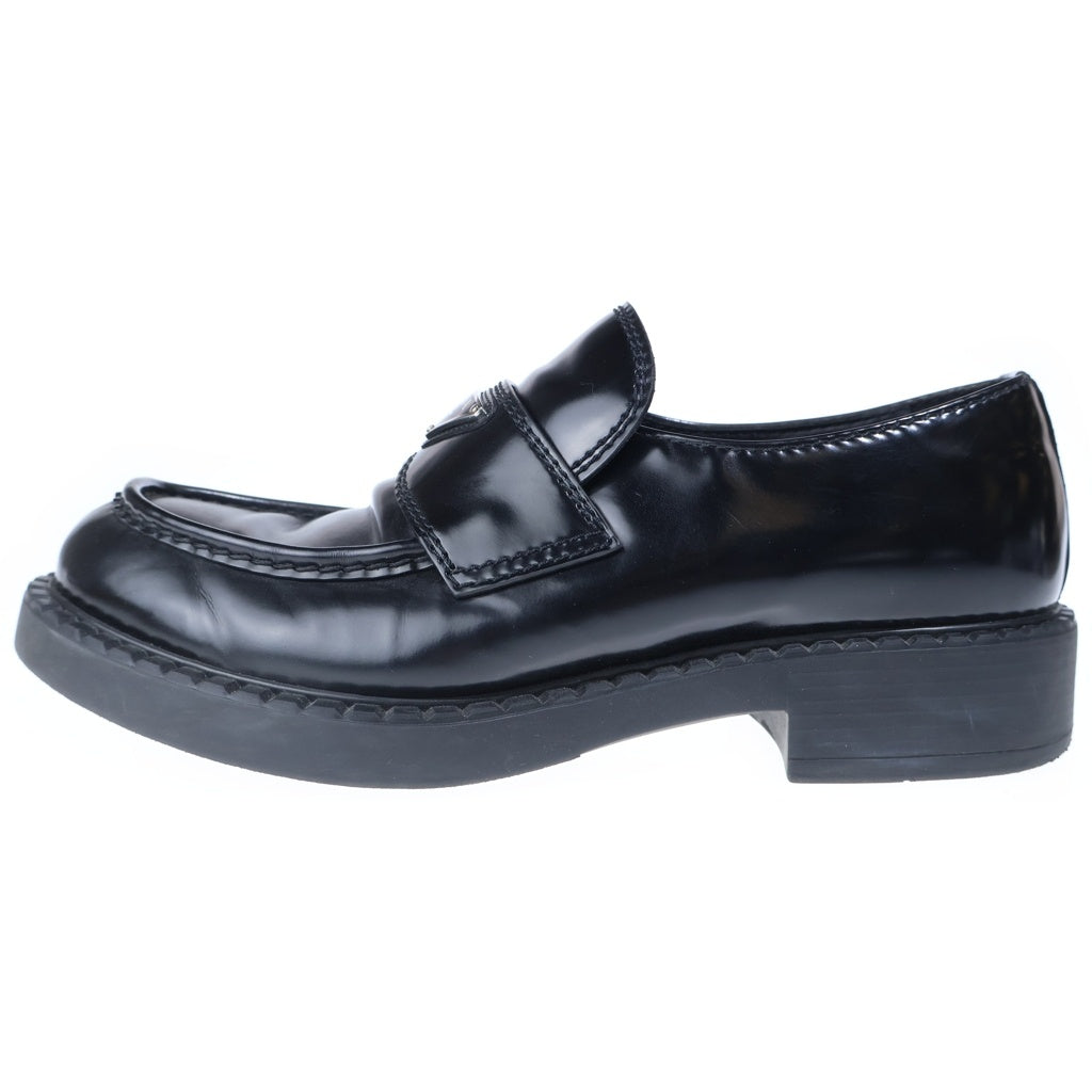 PRADA(プラダ) チョコレート ブラッシュドレザー トライアングルロゴプレート ローカットシューズ ローファー ブラック 2DE127