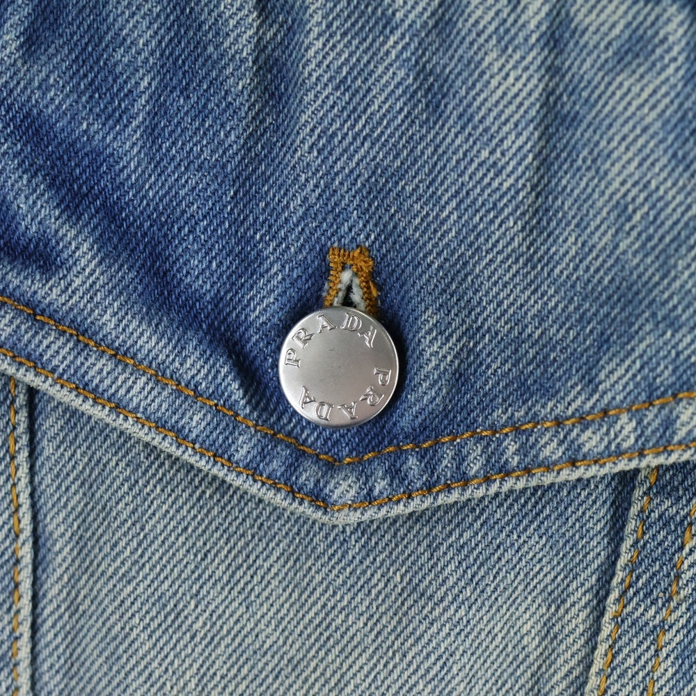 PRADA(プラダ) 22AW ユーズド加工 トライアングルロゴプレート デニム トラッカージャケット インディゴ GEB227