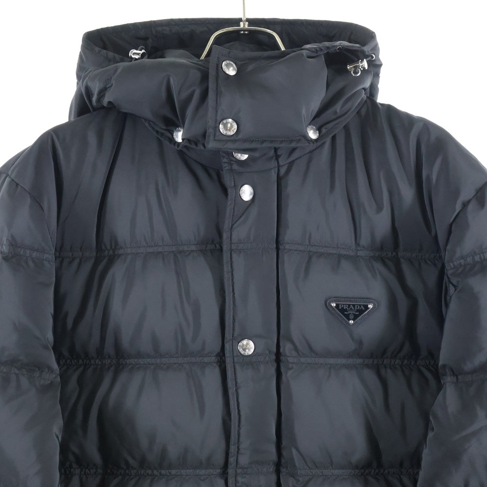 PRADA(プラダ) 25AW トライアングルロゴプレート ナイロン フーデッド ジップアップ ダウンジャケット ブラック SGH070
