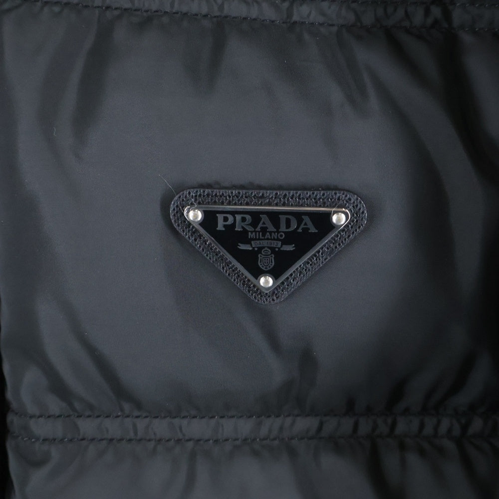 PRADA(プラダ) 25AW トライアングルロゴプレート ナイロン フーデッド ジップアップ ダウンジャケット ブラック SGH070