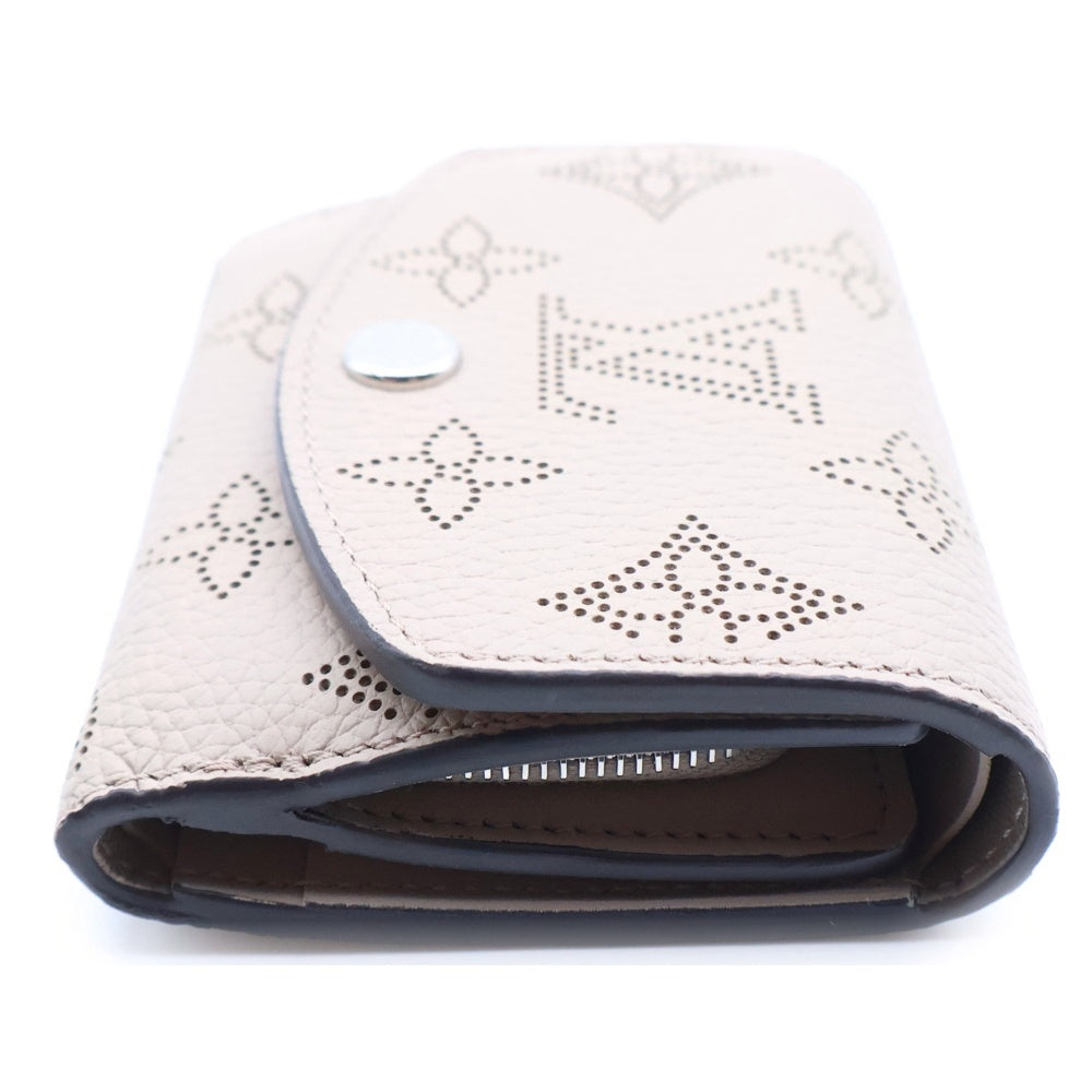 LOUIS VUITTON(ルイヴィトン) モノグラムマヒナ ポルトフォイユ・イリス コンパクトウォレット 三つ折り財布 ベージュ レザー XS M82437 シルバー金具