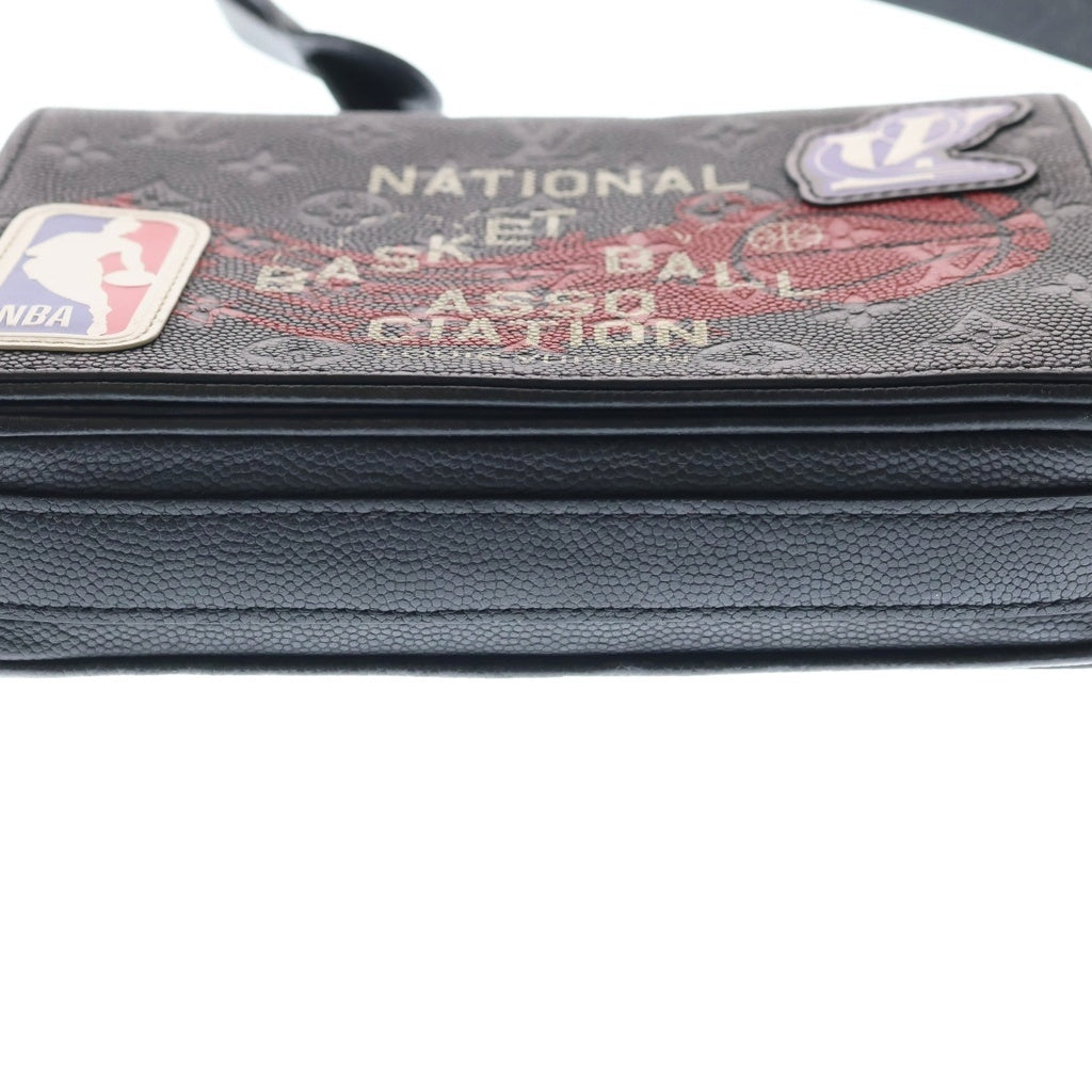 LOUIS VUITTON(ルイヴィトン) モノグラム ステュディオ メッセンジャー NBAコラボ ショルダーバッグ ブラック レザー M58498 ゴールド金具 レディース
