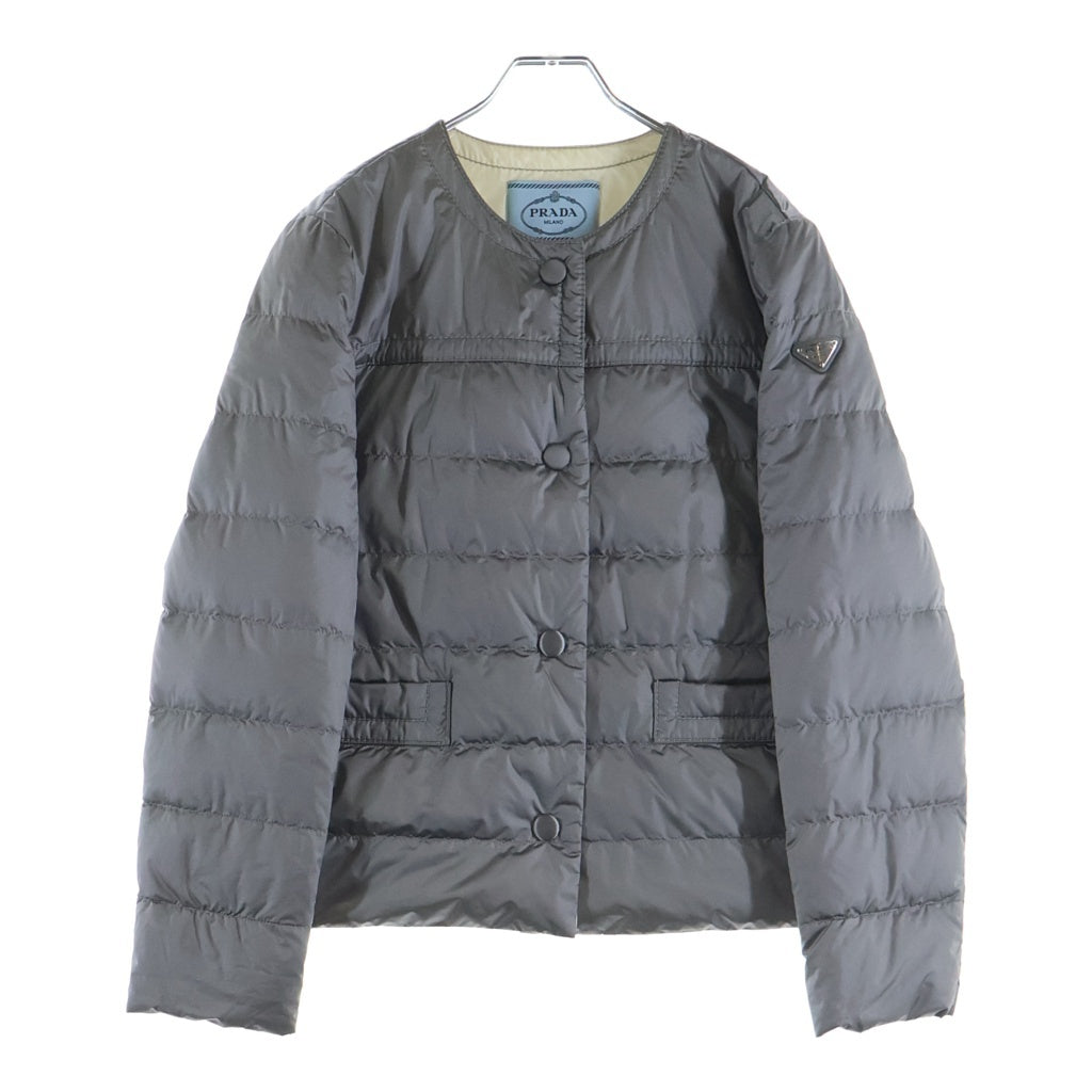 PRADA(プラダ) トライアングルロゴ ノーカラー インナーナイロンダウンジャケット グレー #44 29B831R1521DAB レディース