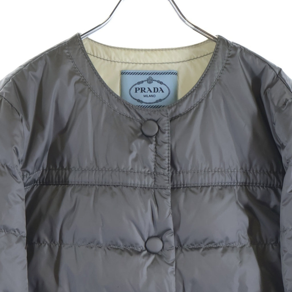 PRADA(プラダ) トライアングルロゴ ノーカラー インナーナイロンダウンジャケット グレー #44 29B831R1521DAB レディース