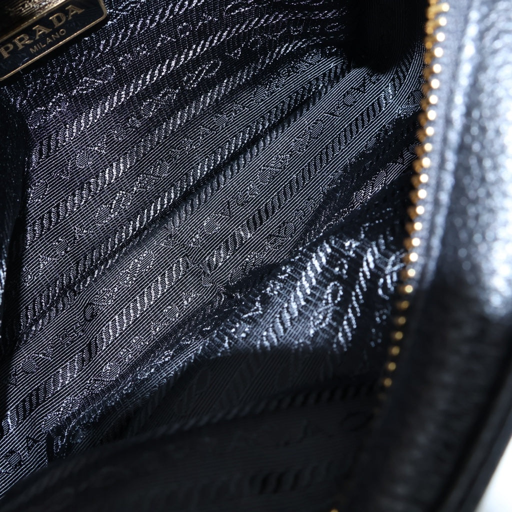 PRADA(プラダ) トライアングルロゴプレート レザー ミニ カメラ ショルダー バッグ ゴールド金具 ブラック 1NF060 レディース