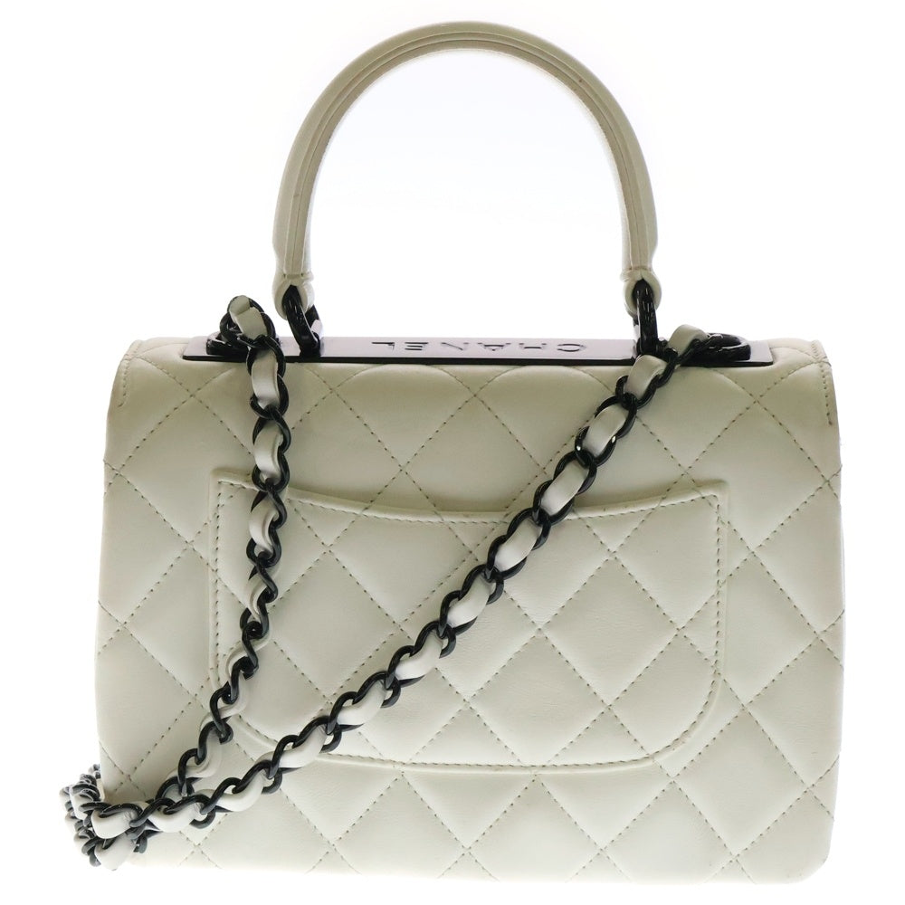 CHANEL(シャネル) マトラッセ トップハンドル ロゴプレート 2WAYミニフラップバッグ ホワイト ラムスキン ブラック金具 プレート