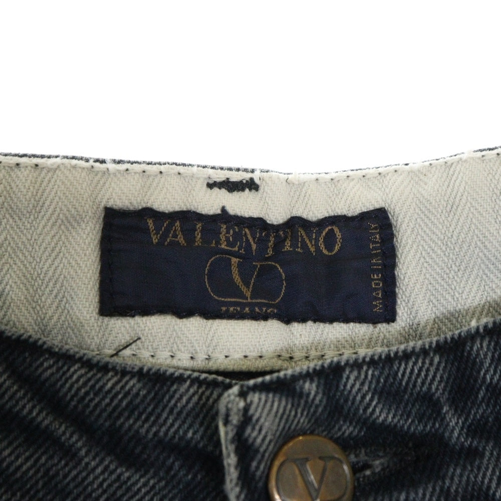 VALENTINO(ヴァレンティノ) Vロゴ レザーパッチ テーパードデニムパンツ ジーンズ インディゴ