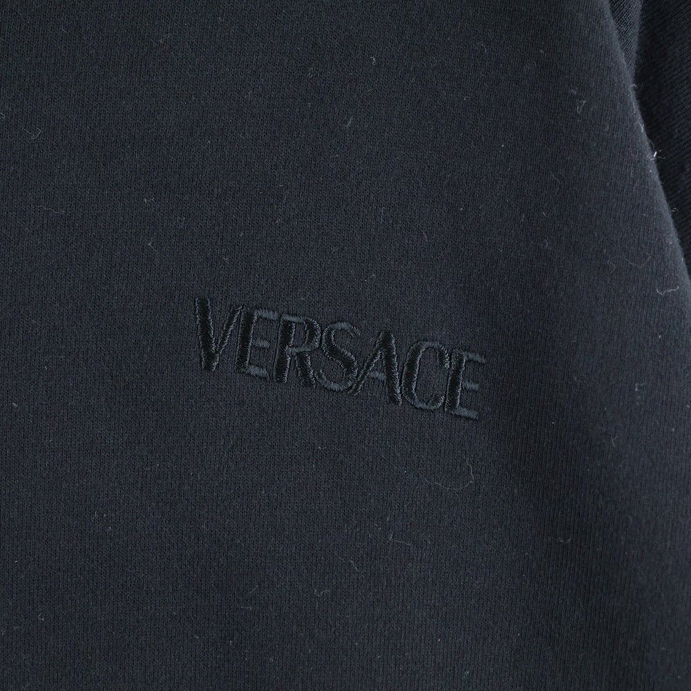 VERSACE(ヴェルサーチ) 24SS ラ メドゥーサ ドローコードチャーム ロゴ刺繍 プルオーバースウェットパーカー フーディー ブラック 1008661
