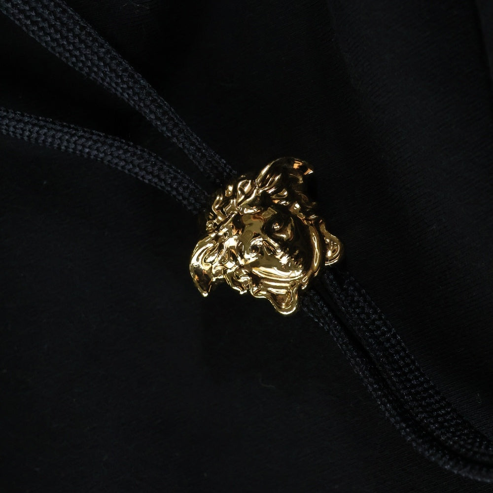 VERSACE(ヴェルサーチ) 24SS ラ メドゥーサ ドローコードチャーム ロゴ刺繍 プルオーバースウェットパーカー フーディー ブラック 1008661