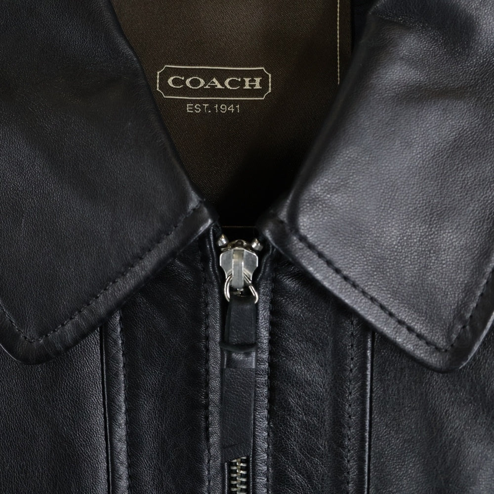 COACH(コーチ) 裏地シグネチャーロゴ総柄 ラムスキン レザー ジップアップ ジャケット ブラック