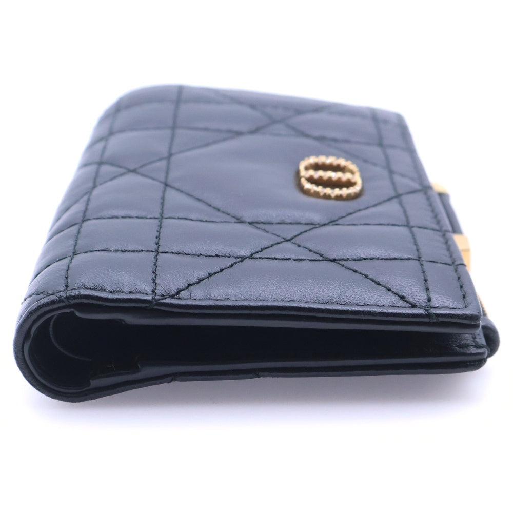 Christian Dior(クリスチャンディオール) カロ ダリア コンパクトウォレット 二つ折り財布 ブラック ラムスキン S5173UWHC_M900 ゴールド金具 レディース