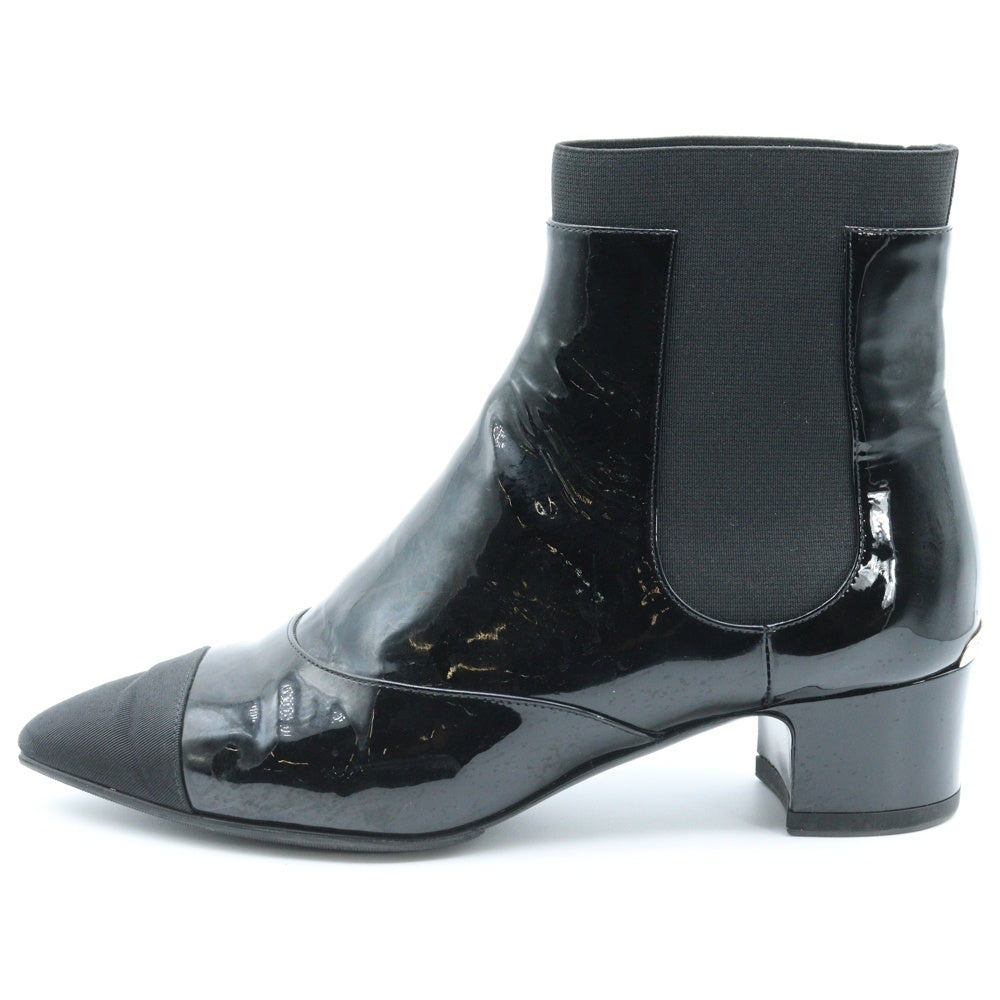 CHANEL(シャネル) ヒールロゴプレート パテントレザー サイドゴア ポインテッドトゥ ショートブーツ シューズ ブラック レディース