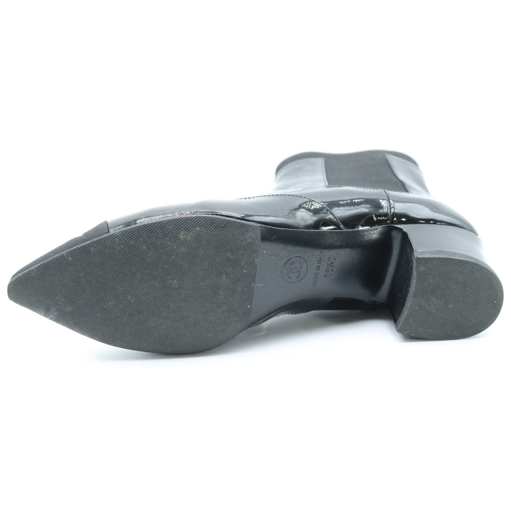 CHANEL(シャネル) ヒールロゴプレート パテントレザー サイドゴア ポインテッドトゥ ショートブーツ シューズ ブラック レディース