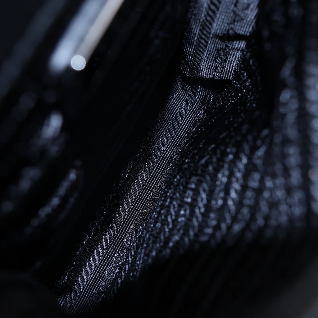 PRADA(プラダ) ショルダーバック トライアングルロゴ Re-Nylon ナイロン サフィアーノ ブラック 2VD043