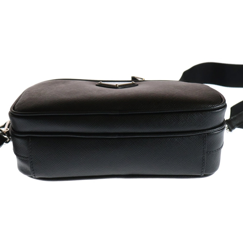 PRADA(プラダ) サフィアーノ レザー トライアングルロゴプレート ショルダーバッグ シルバー金具 ブラック 2VH170