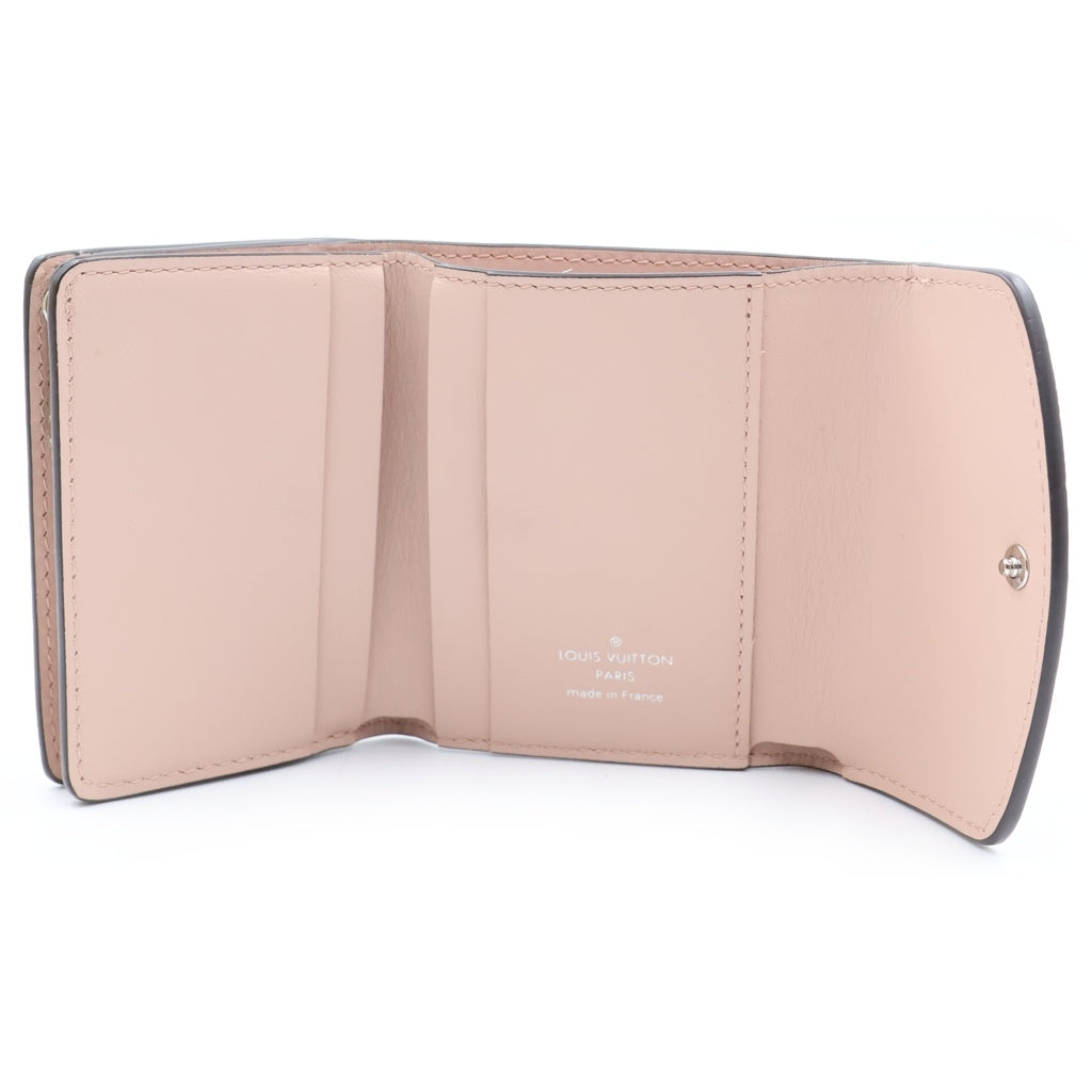 LOUIS VUITTON(ルイヴィトン) モノグラムマヒナ ポルトフォイユイリスXS コンパクトウォレット マグノリア 三つ折り財布 ピンク レザー M67499 レディース