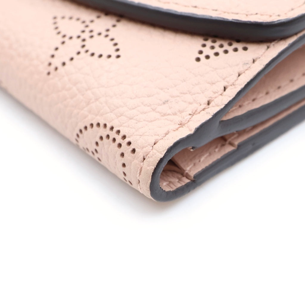 LOUIS VUITTON(ルイヴィトン) モノグラムマヒナ ポルトフォイユイリスXS コンパクトウォレット マグノリア 三つ折り財布 ピンク レザー M67499 レディース