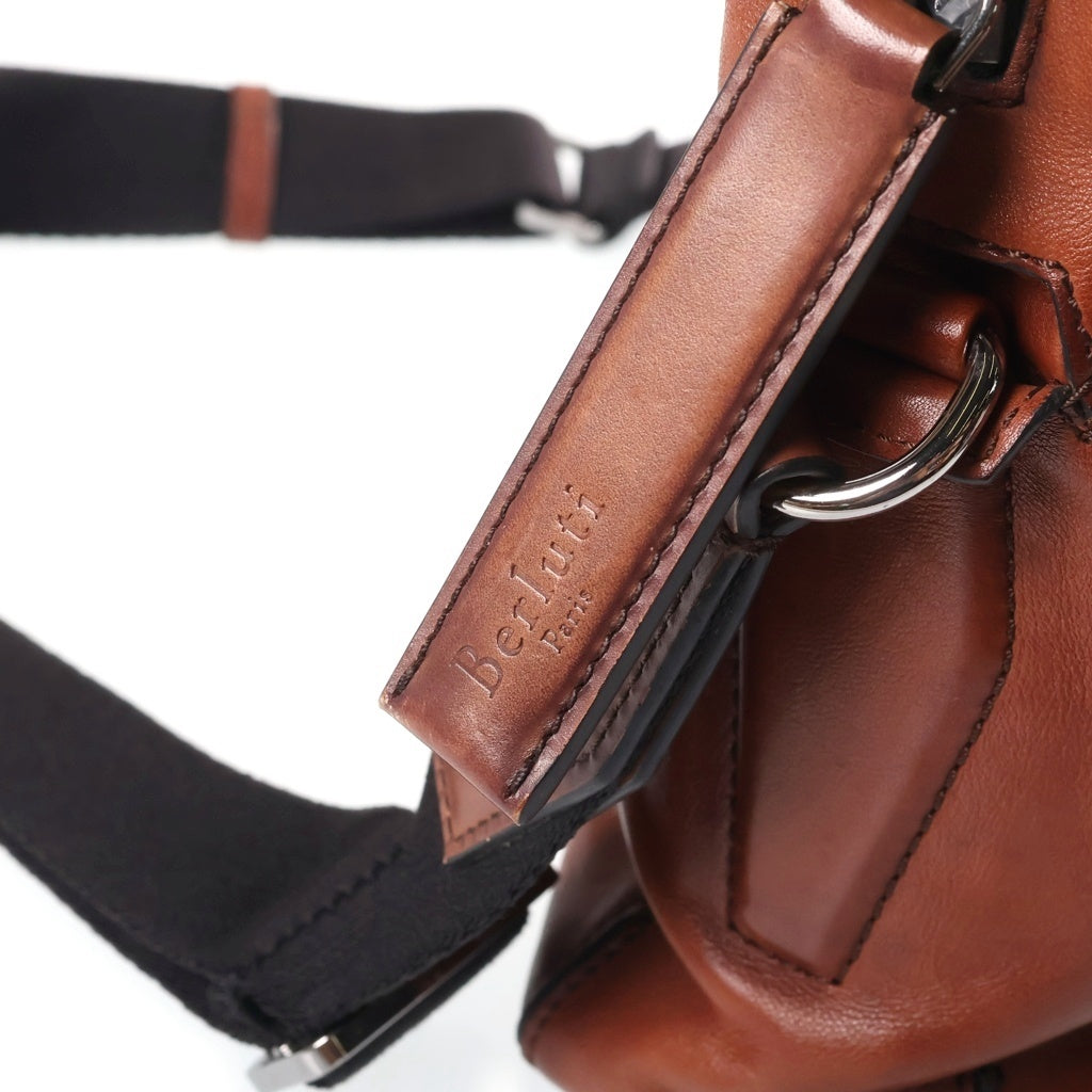 Berluti(ベルルッティ) モノリスPM スクリット カリグラフィ ショルダーバッグ ボディバッグ ブラウン レザー シルバー金具