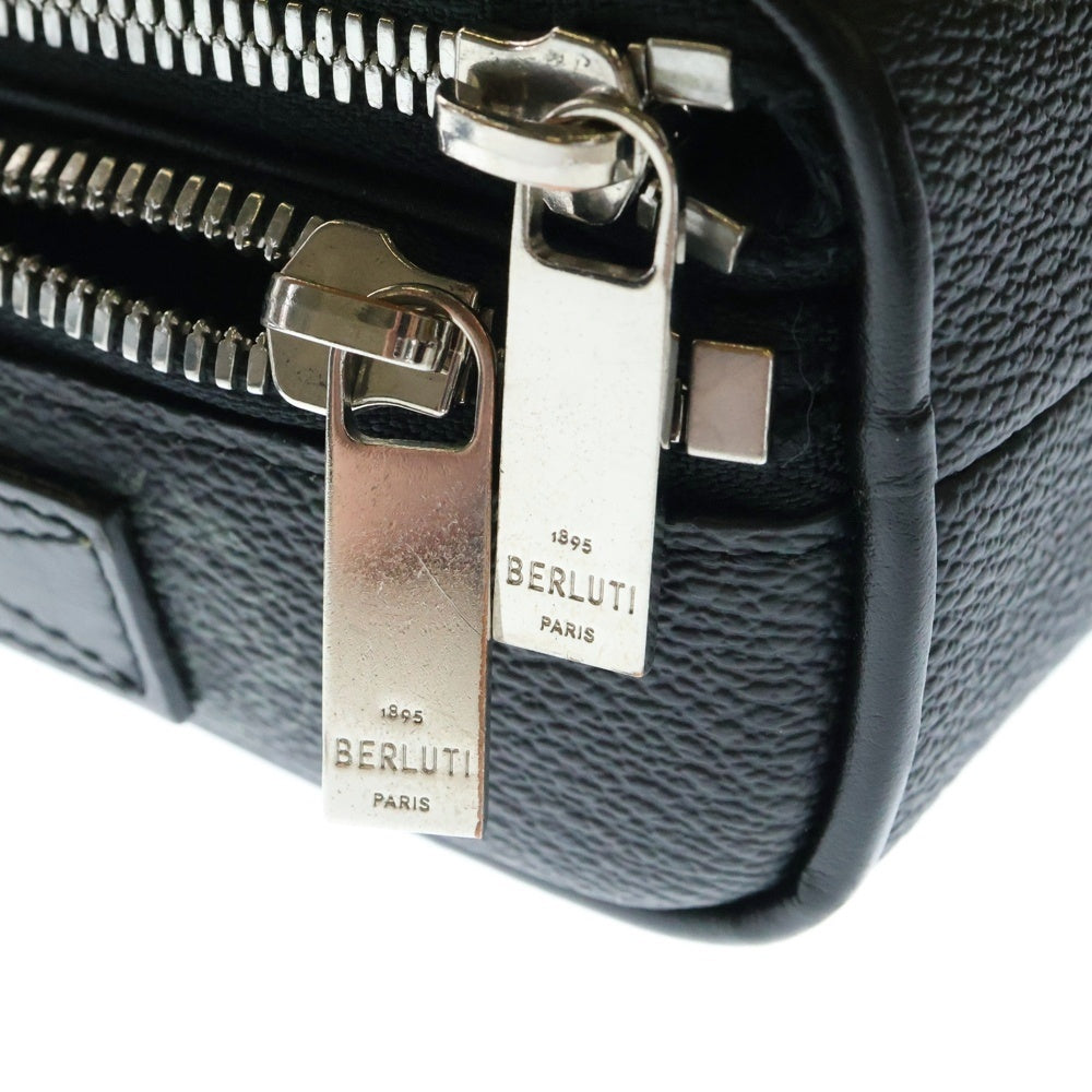 Berluti(ベルルッティ) マイルズ レザーロゴメッセンジャーバッグ ショルダーバッグ ブラック