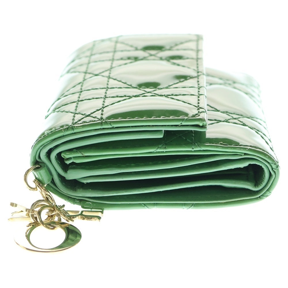 Christian Dior 三つ折り財布 グリーン レザー DIORの三つ折り財布──艶やかなグリーンのパテントは日本限定色