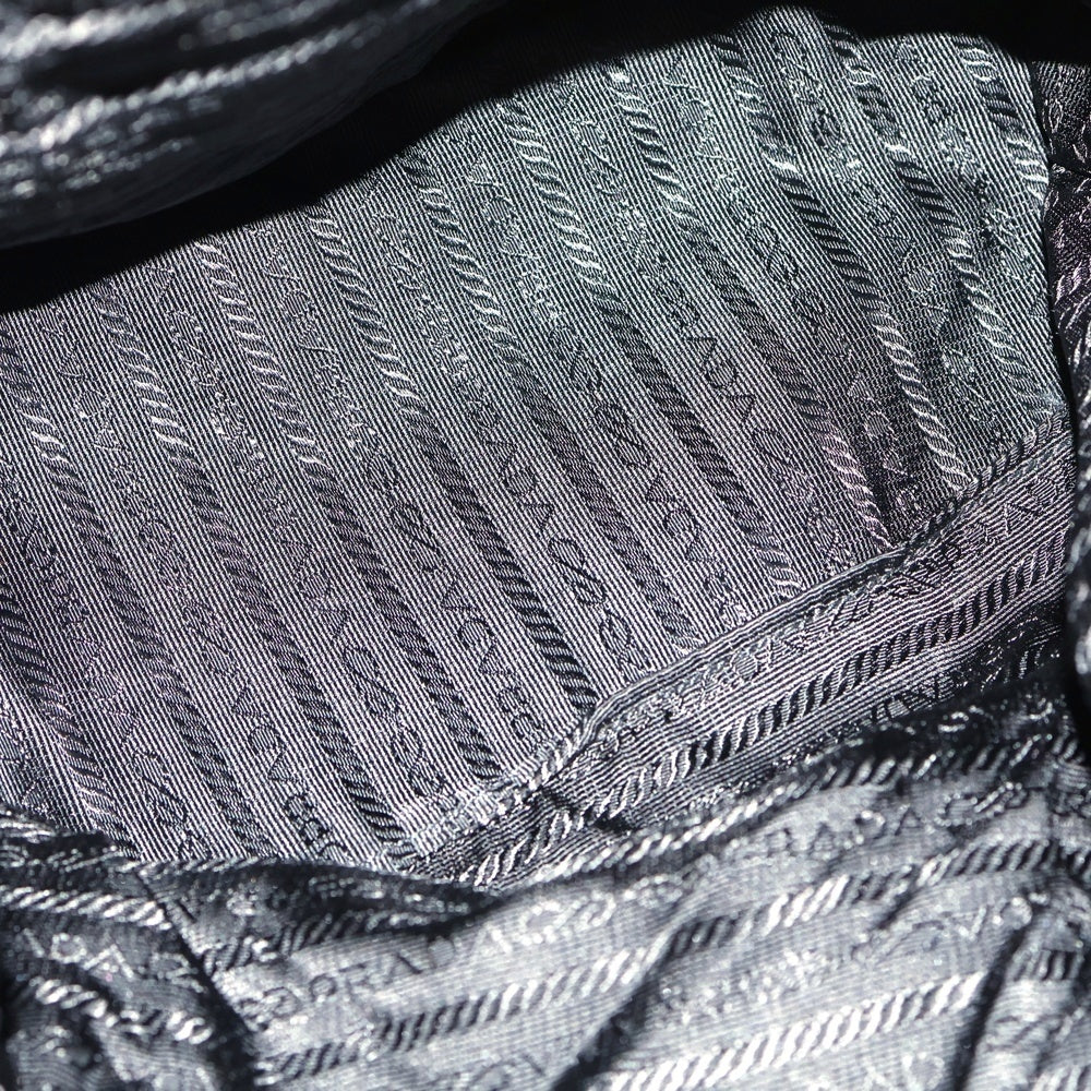 PRADA(プラダ) トライアングルロゴ 三角プレート テスート ナイロン