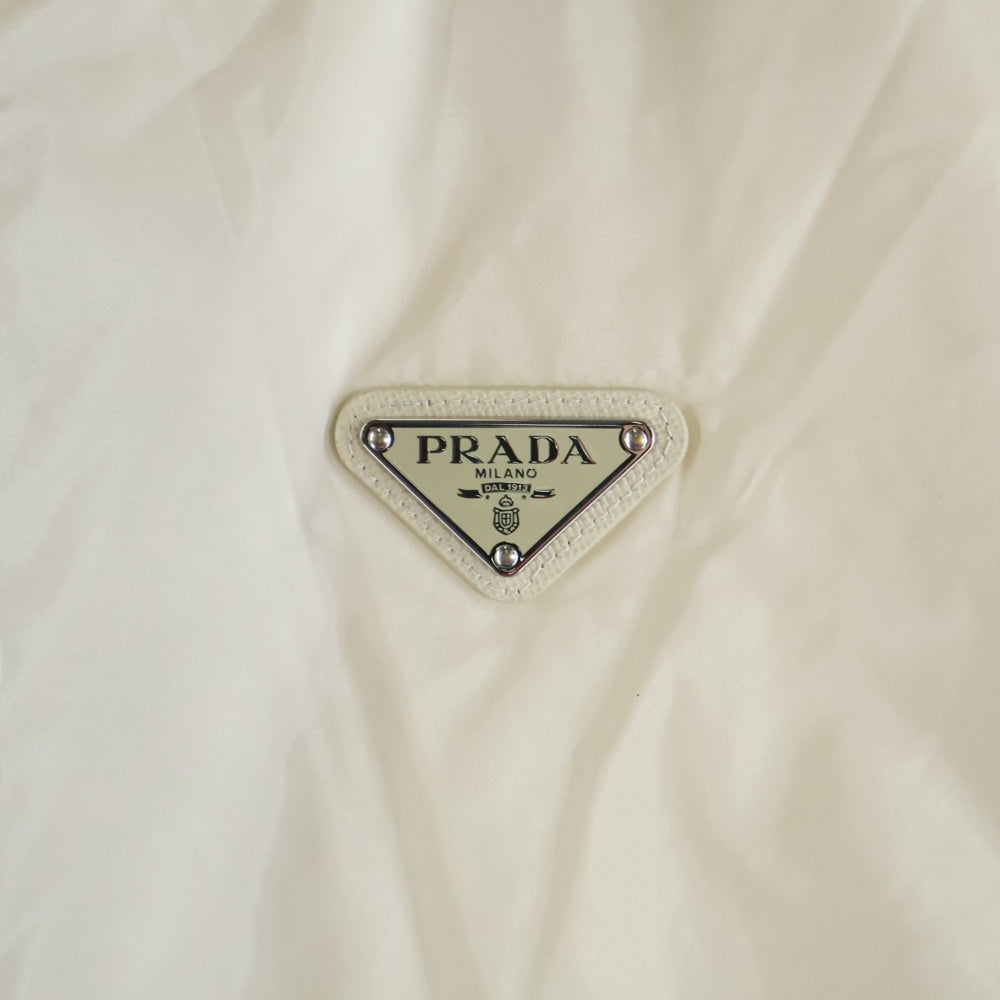 PRADA(プラダ) 24AW RE-NYLON リナイロン トライアングルロゴプレート フーデッド ジップアップ 中綿ジャケット ブルゾン アイボリー/ホワイト 292212