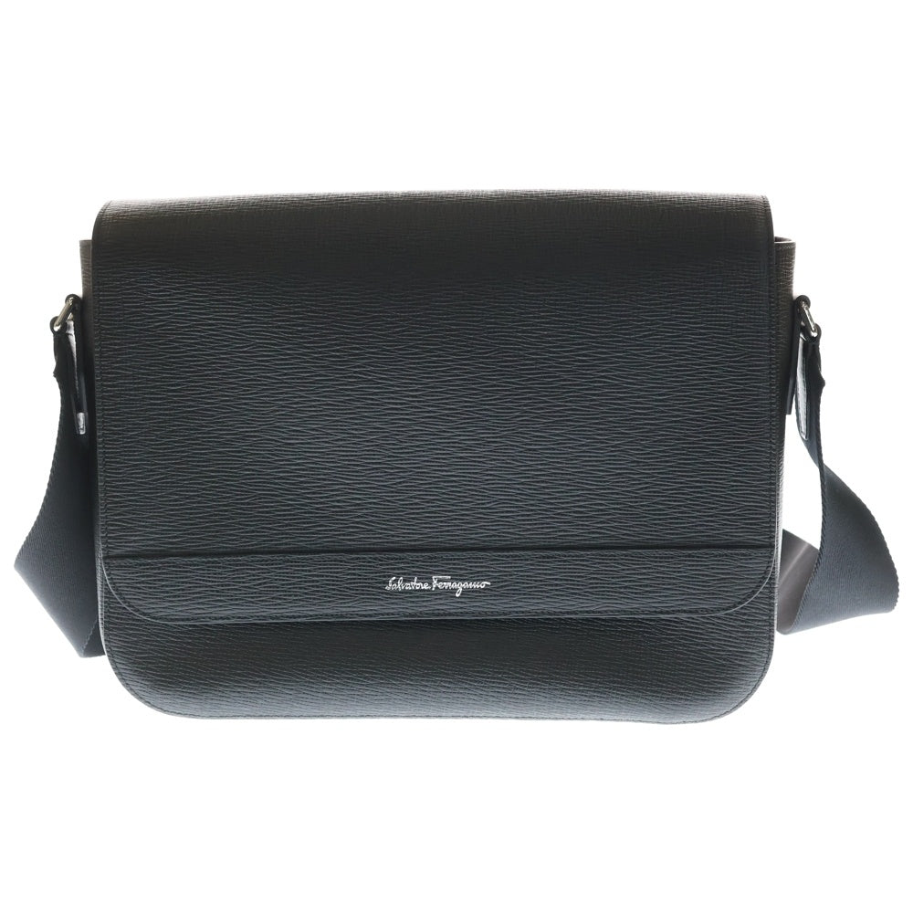 Salvatore Ferragamo(サルヴァトーレ フェラガモ) メッセンジャーバッグ ブラック レザー シルバー金具