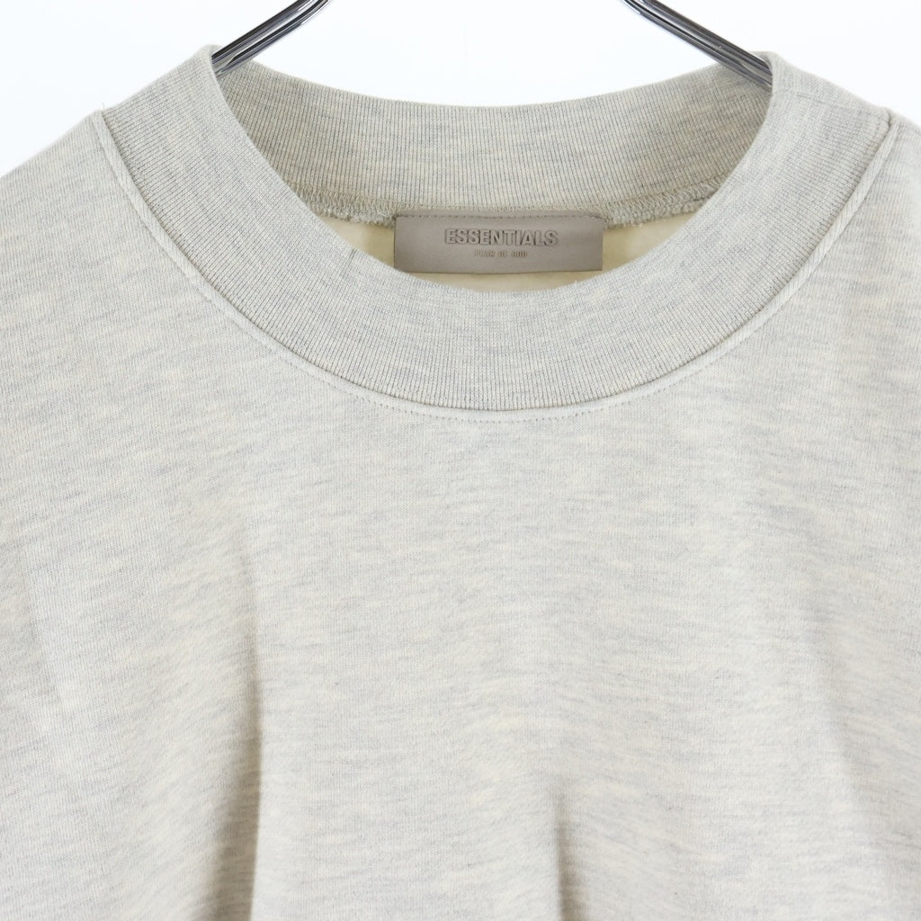 FEAR OF GOD ESSENTIALS(フィアオブゴッド エッセンシャルズ) フェルトロゴ ロングスリーブ 長袖ポロシャツ グレー
