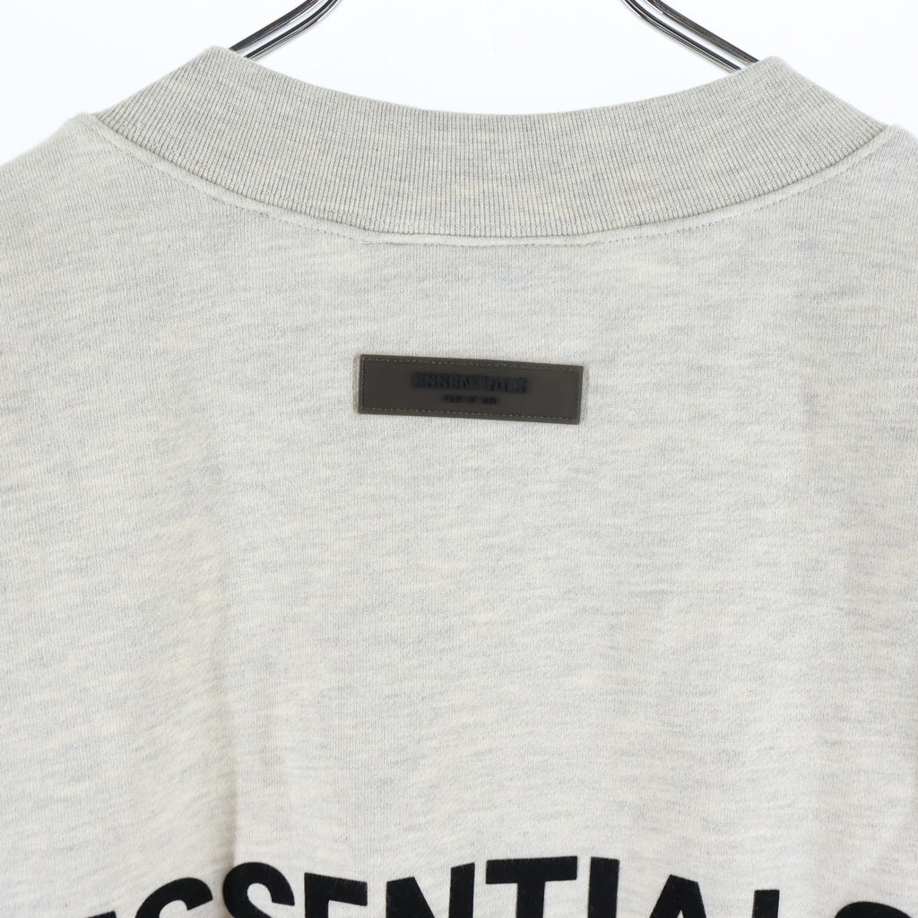 FEAR OF GOD ESSENTIALS(フィアオブゴッド エッセンシャルズ) フェルトロゴ ロングスリーブ 長袖ポロシャツ グレー