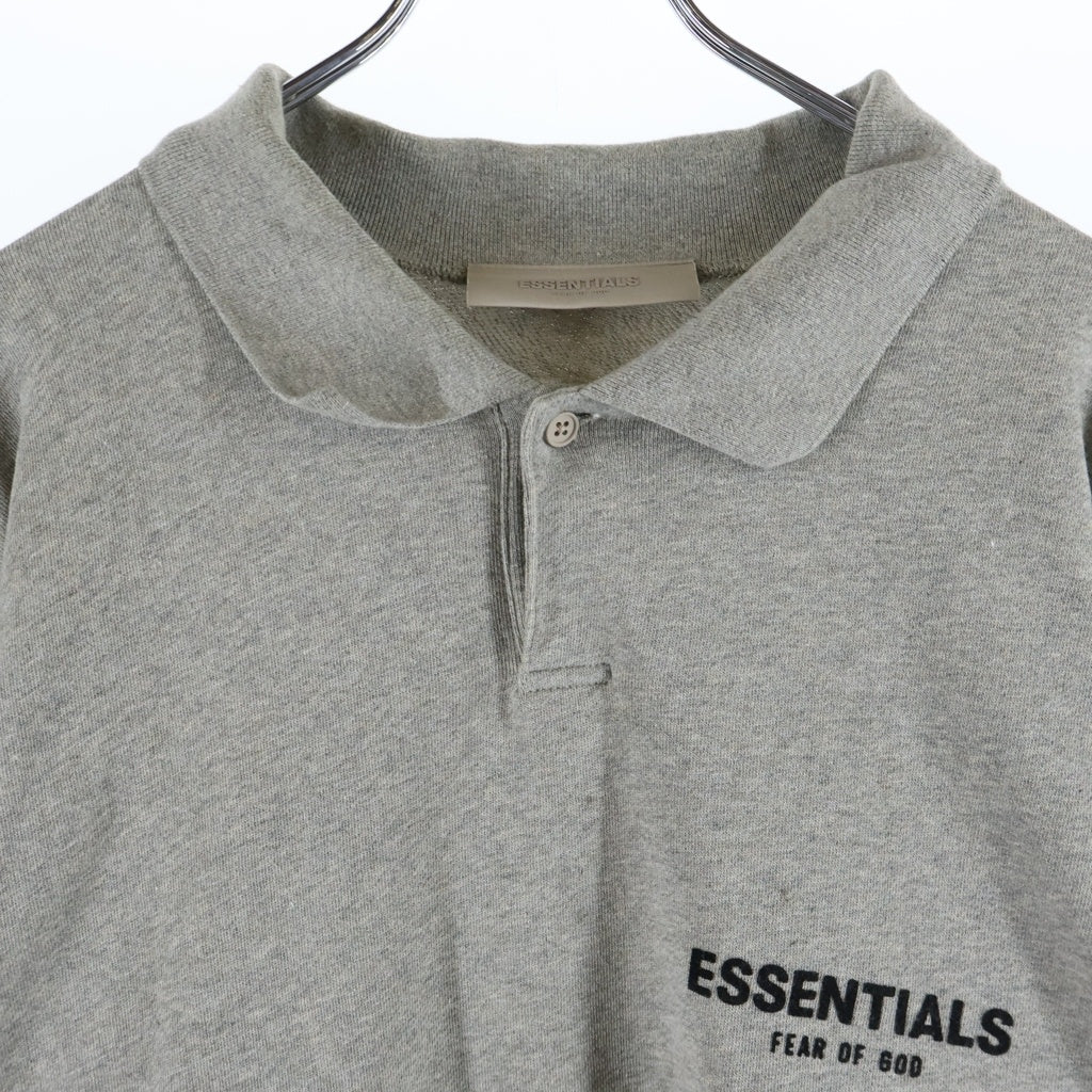 FEAR OF GOD ESSENTIALS(フィアオブゴッド エッセンシャルズ) バックフェルトロゴ スウェットポロシャツ ベージュ