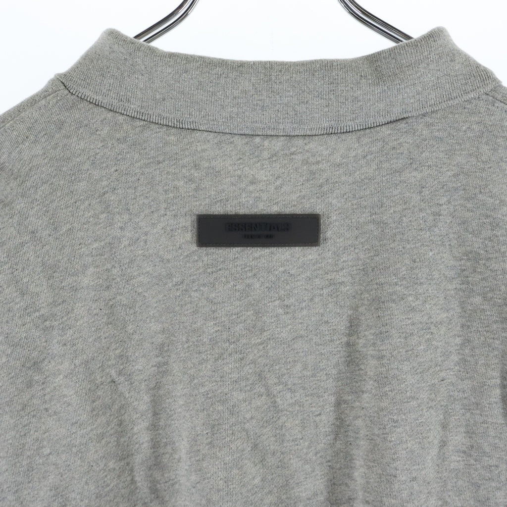 FEAR OF GOD ESSENTIALS(フィアオブゴッド エッセンシャルズ) バックフェルトロゴ スウェットポロシャツ ベージュ
