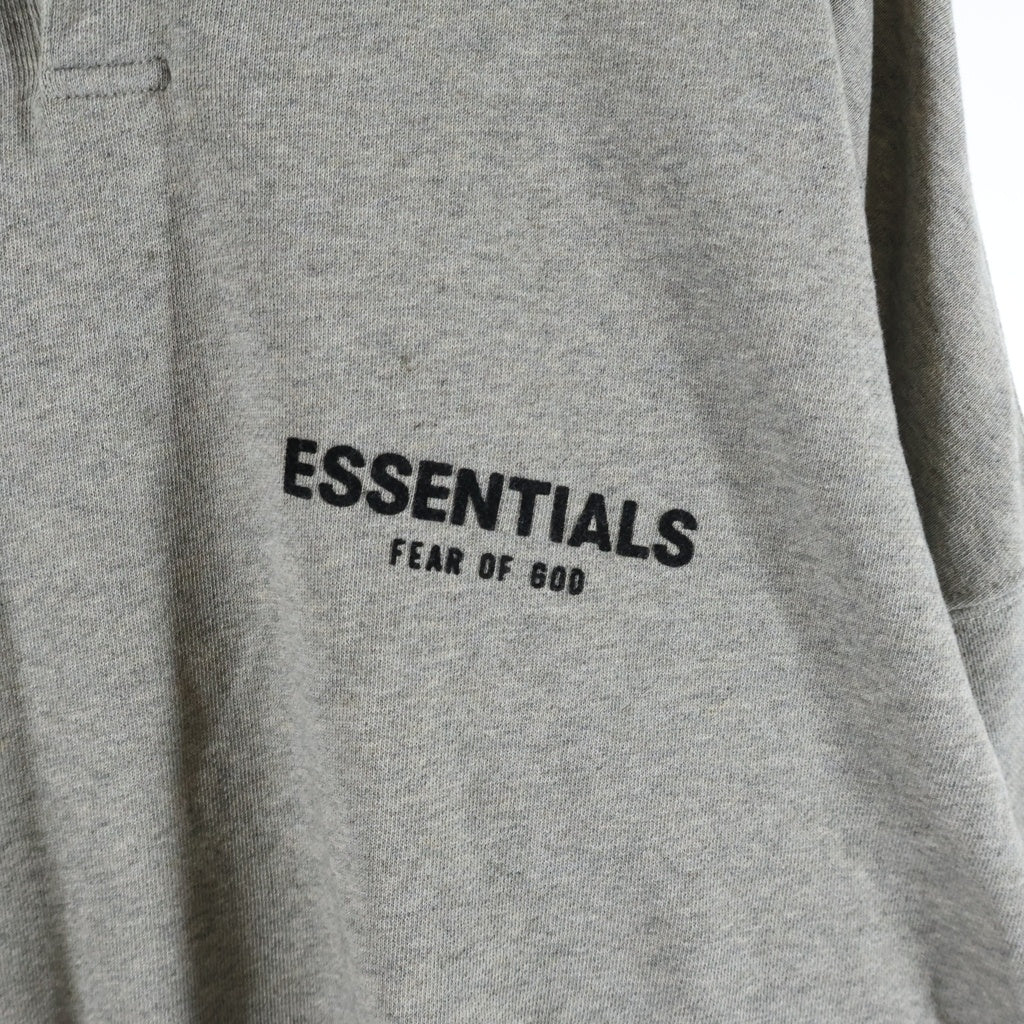 FEAR OF GOD ESSENTIALS(フィアオブゴッド エッセンシャルズ) バックフェルトロゴ スウェットポロシャツ ベージュ