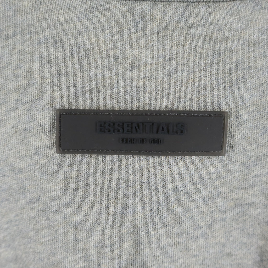 FEAR OF GOD ESSENTIALS(フィアオブゴッド エッセンシャルズ) バックフェルトロゴ スウェットポロシャツ ベージュ