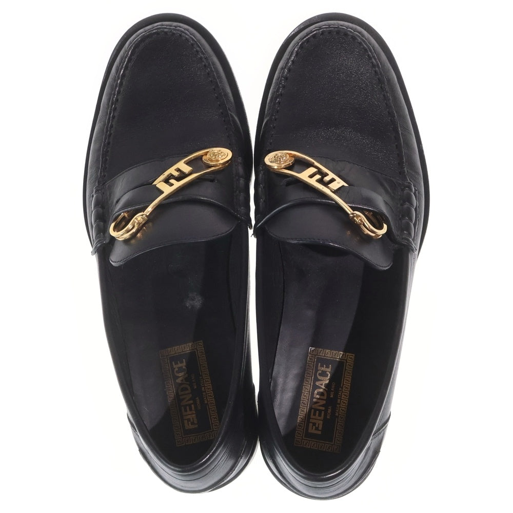 FENDI(フェンディ) ×VERSACE FENDACE ヴェルサーチェ フェンダーチェ FFロゴ セーフティピン レザーシューズ ローファー ブラック 7D1527