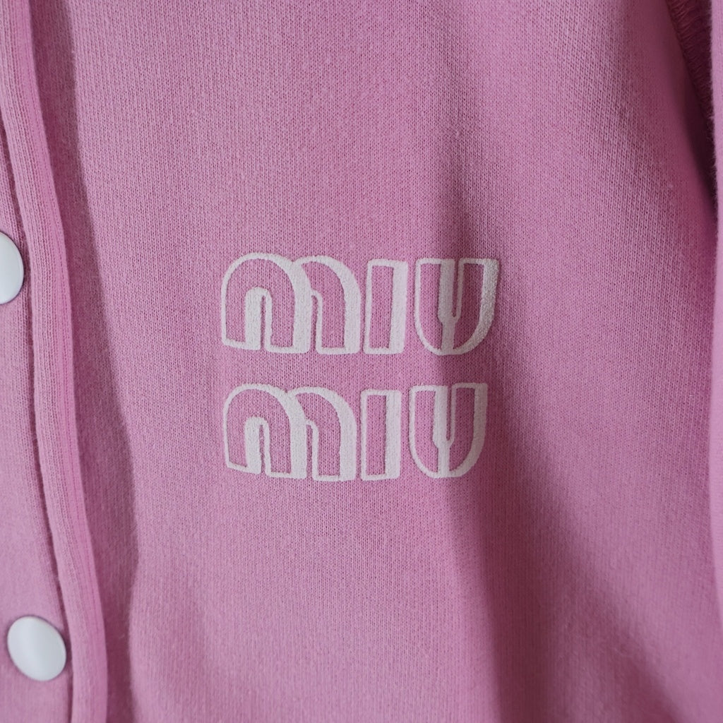 MIU MIU ダメージ加工ロゴスウェットジャケット ミュウミュウ ブルゾン MIU MIU (ミュウミュウ) 胸ロゴ フルボタン デニムジャケット