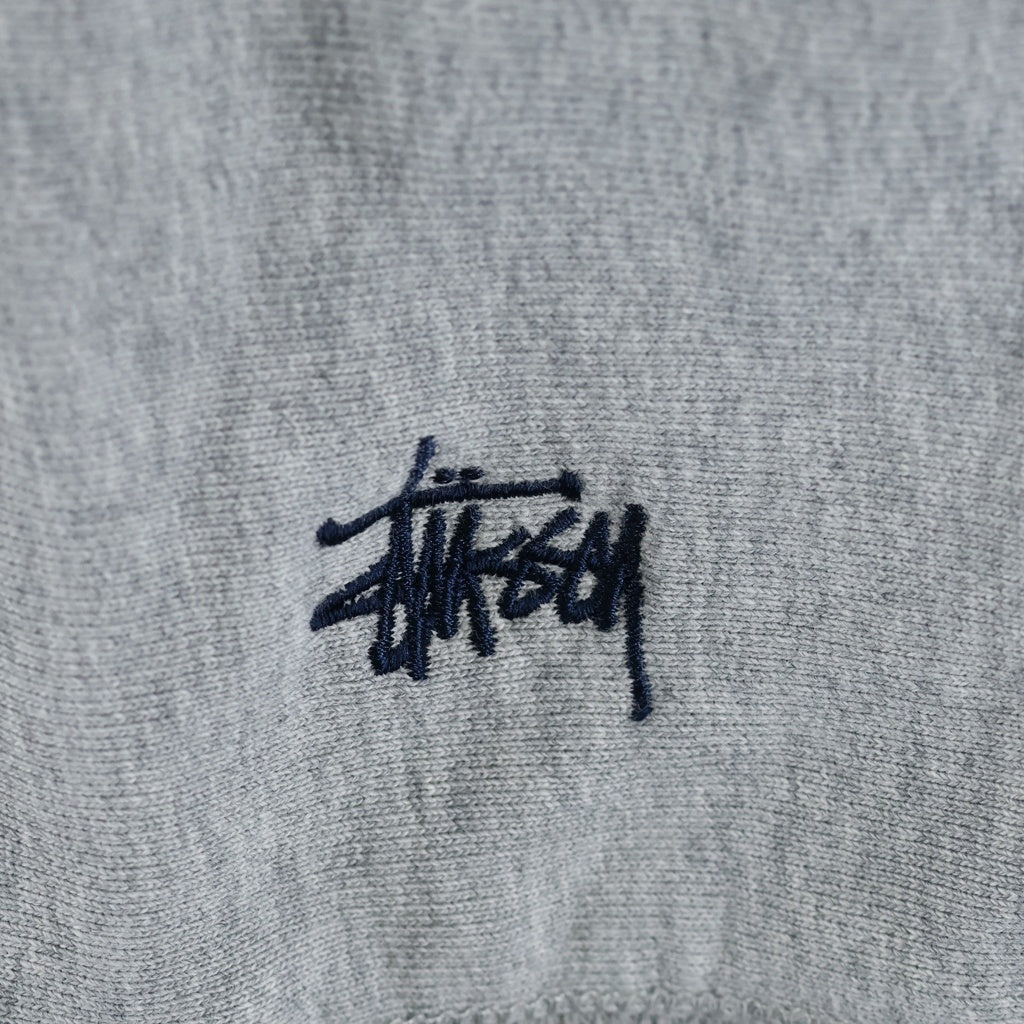 STUSSY(ステューシー) フロントロゴ刺繍スウェット クルーネックトレーナー グレー