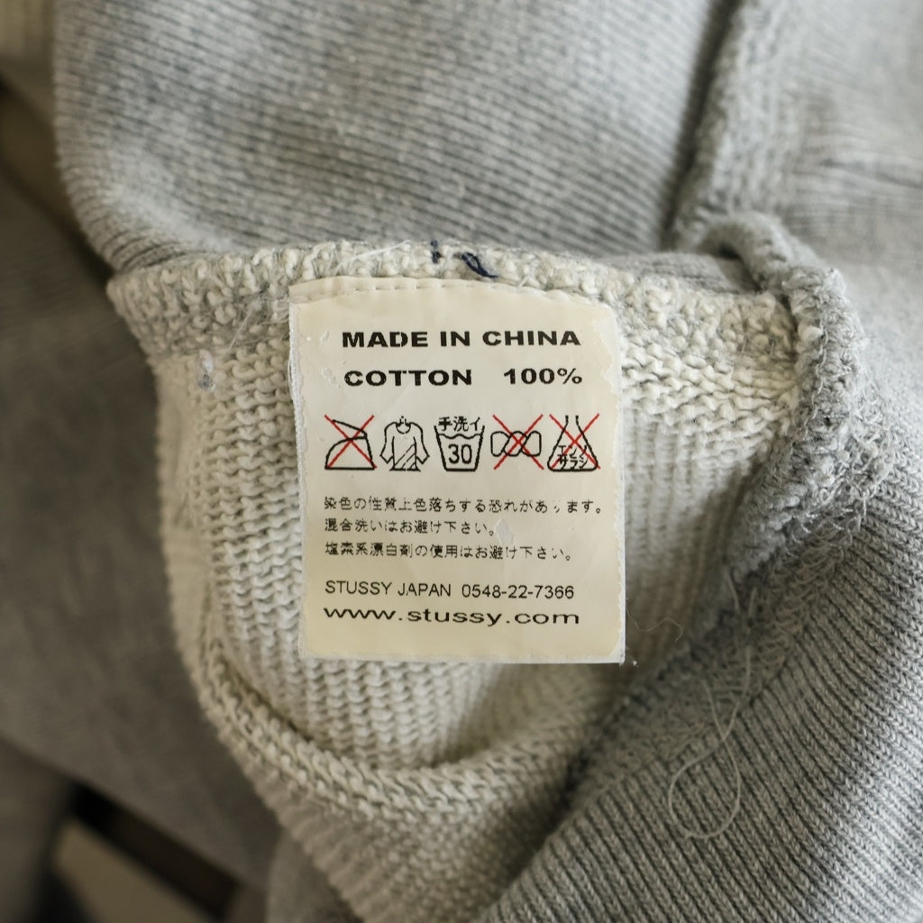 STUSSY(ステューシー) フロントロゴ刺繍スウェット クルーネックトレーナー グレー