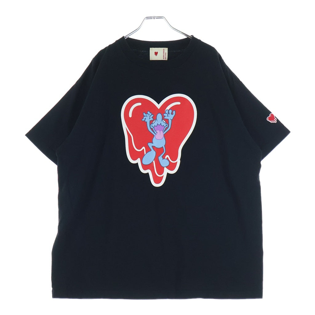 Emotionally Unavailable(エモーショナリー アンアヴェイラブル) ×コインパーキングデリバリー フロントプリント 半袖Tシャツ EU-YS1-0000-C11