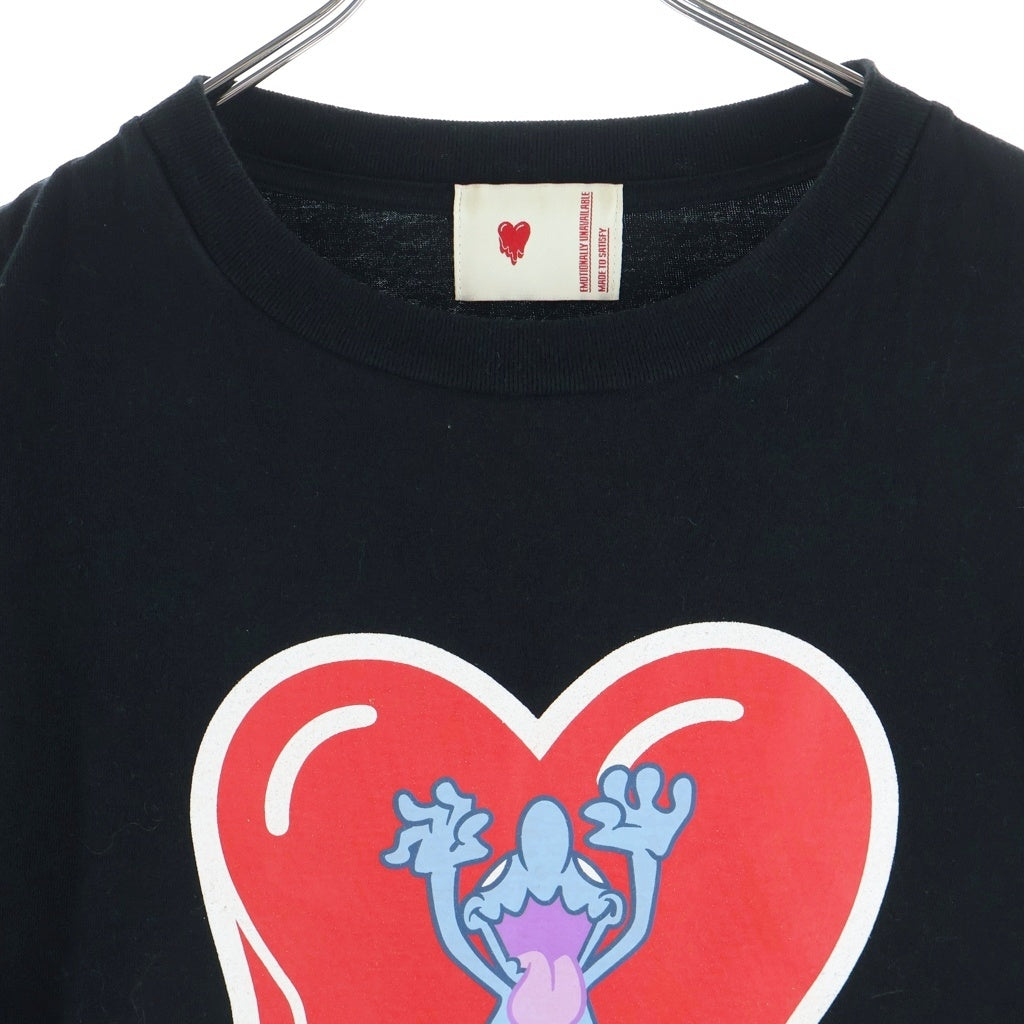 Emotionally Unavailable(エモーショナリー アンアヴェイラブル) ×コインパーキングデリバリー フロントプリント 半袖Tシャツ EU-YS1-0000-C11