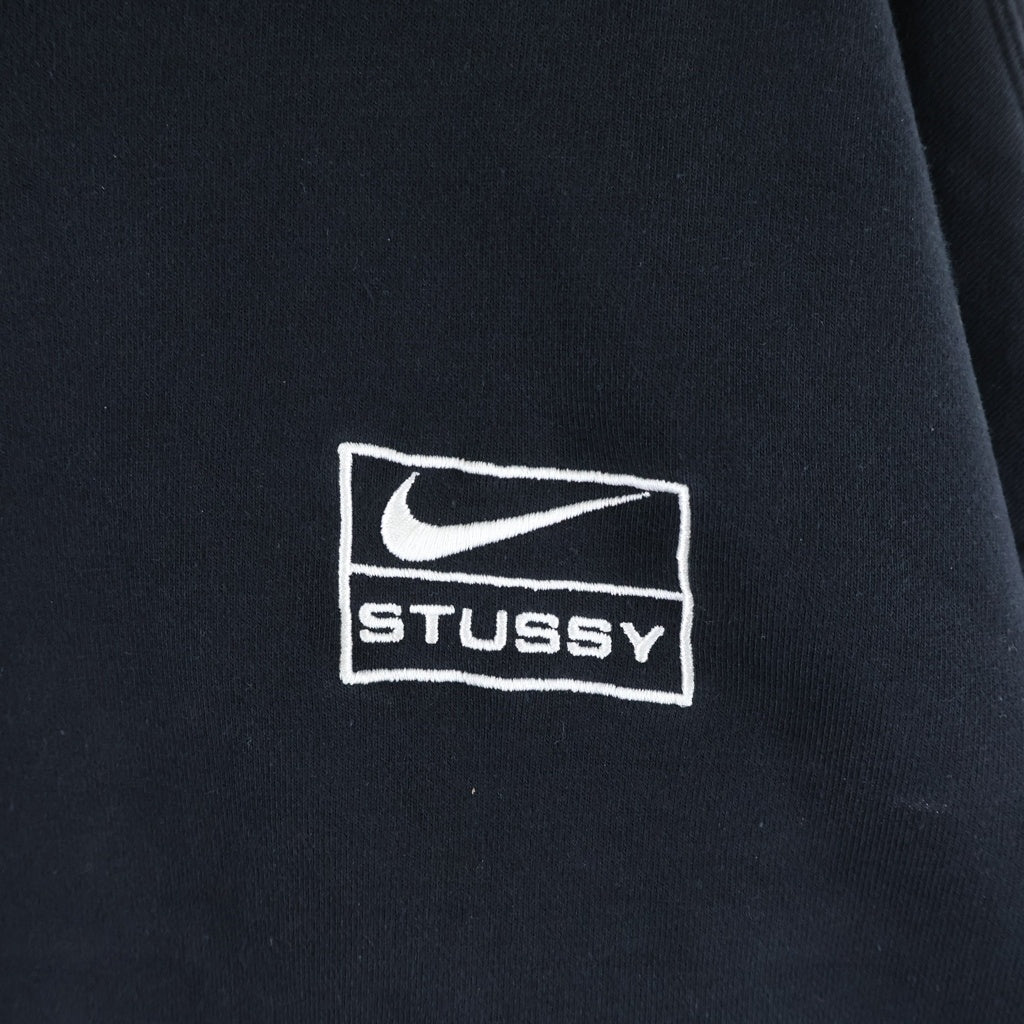 STUSSY(ステューシー) ×NIKE Fleece Crew ナイキ フリース フロントロゴ刺繍 トレーナー ブラック