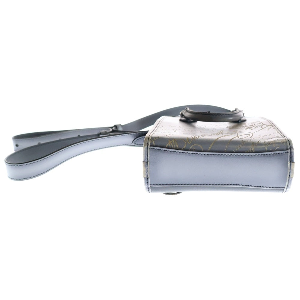 Berluti(ベルルッティ) プルミエジュール ガリバー カリグラフィ メッセンジャーバッグ ショルダーバッグ ミニバッグ グレー スクリットレザー シルバー金具