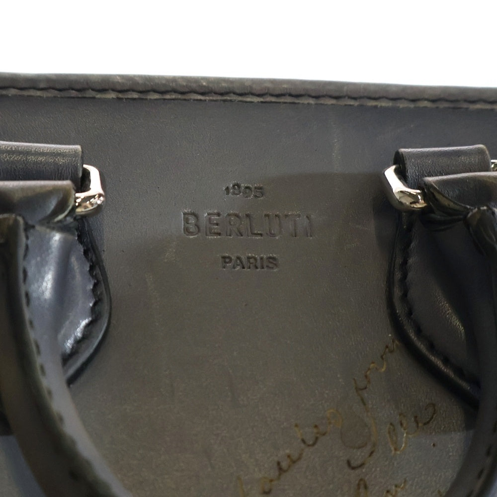Berluti(ベルルッティ) プルミエジュール ガリバー カリグラフィ メッセンジャーバッグ ショルダーバッグ ミニバッグ グレー スクリットレザー シルバー金具