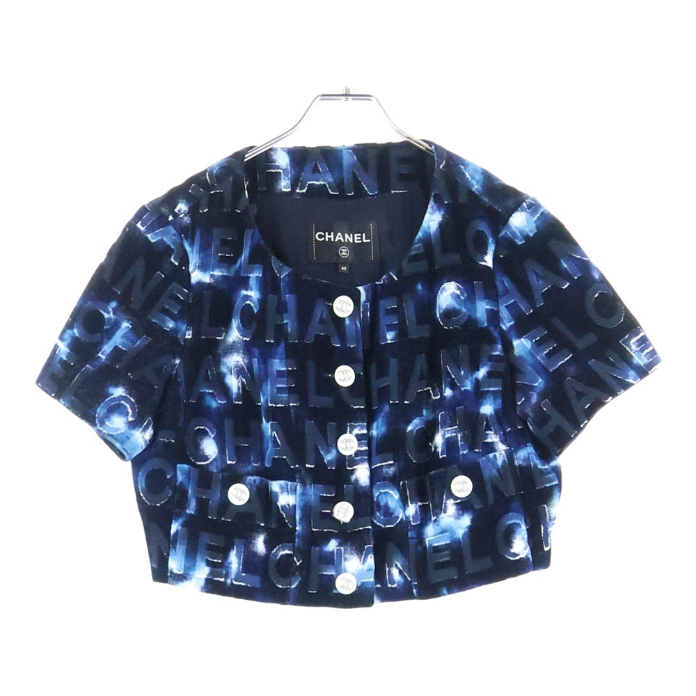 CHANEL(シャネル) ココマーク ラインストーン ボタン エンボスロゴ 総柄 ベロア ベルベット ノーカラー 半袖 クロップド ショート ジャケット ネイビー レディース P70004V61426