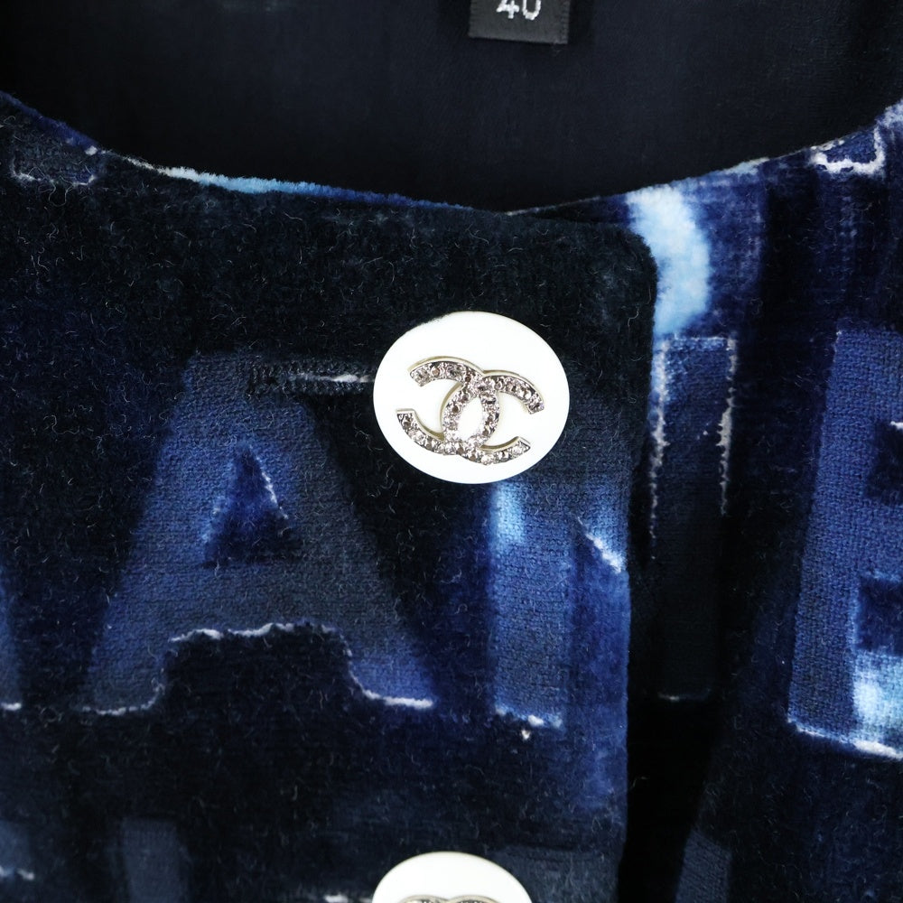 CHANEL(シャネル) ココマーク ラインストーン ボタン エンボスロゴ 総柄 ベロア ベルベット ノーカラー 半袖 クロップド ショート ジャケット ネイビー レディース P70004V61426