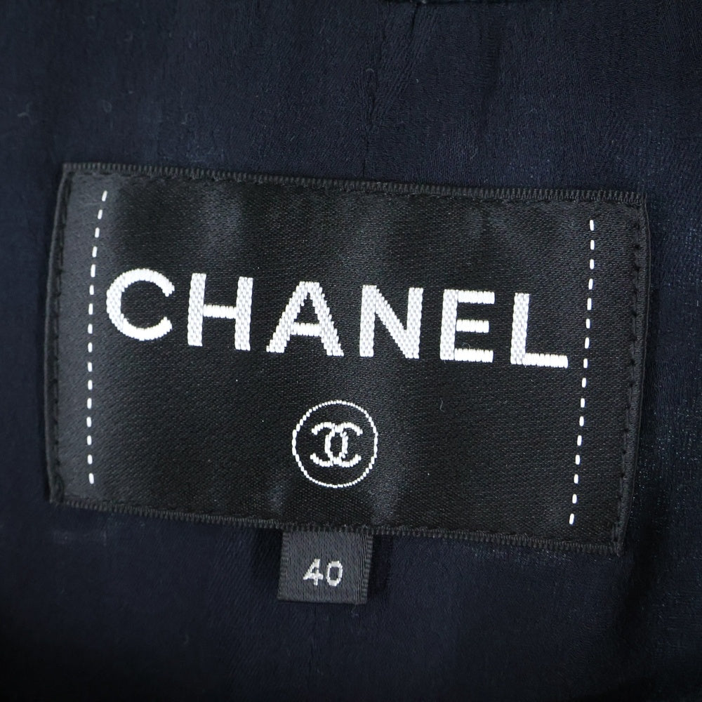 CHANEL(シャネル) ココマーク ラインストーン ボタン エンボスロゴ 総柄 ベロア ベルベット ノーカラー 半袖 クロップド ショート ジャケット ネイビー レディース P70004V61426