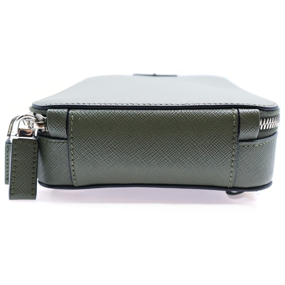 PRADA(プラダ) ブリック トライアングルロゴプレート サフィアーノレザー ショルダー ボディバッグ シルバー金具 カーキ 2VZ106